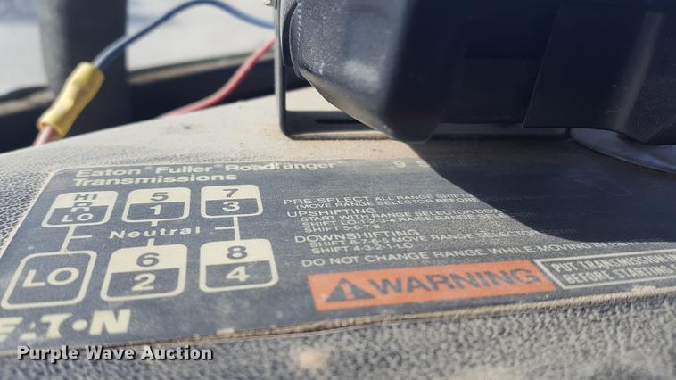 image for item DD5435 1991 Volvo WIA box truck