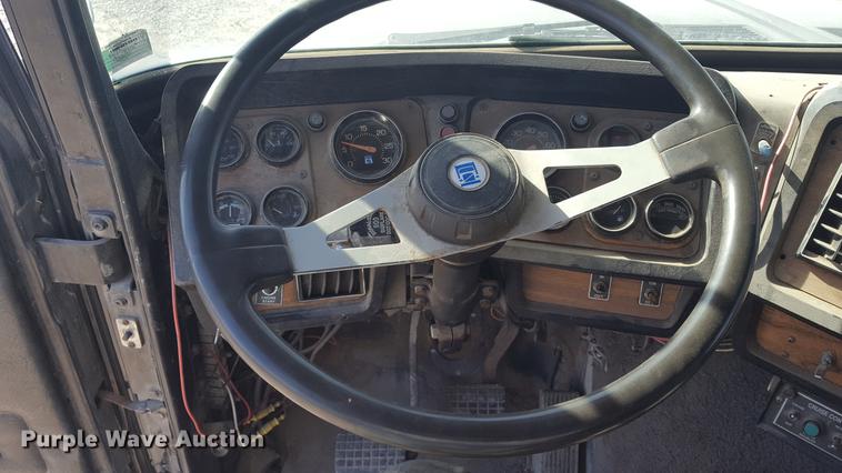 image for item DD5435 1991 Volvo WIA box truck