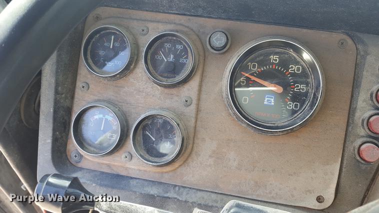 image for item DD5435 1991 Volvo WIA box truck