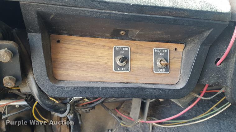 image for item DD5435 1991 Volvo WIA box truck