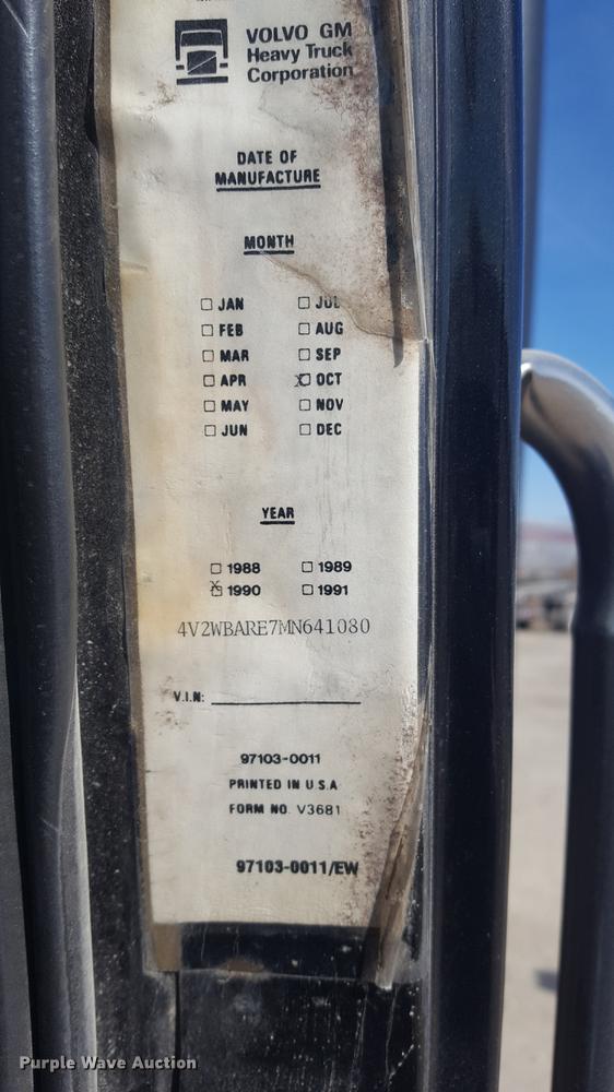 image for item DD5435 1991 Volvo WIA box truck