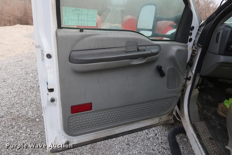 image for item DD5442 2002 Ford F450 Super Duty flatbed truck