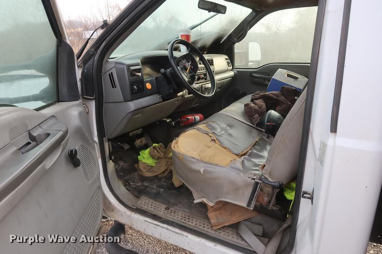 image for item DD5442 2002 Ford F450 Super Duty flatbed truck