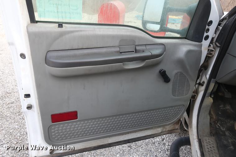 image for item DD5442 2002 Ford F450 Super Duty flatbed truck