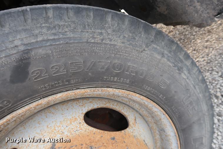 image for item DD5442 2002 Ford F450 Super Duty flatbed truck