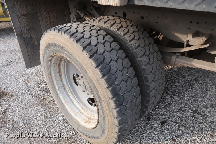 image for item DD5442 2002 Ford F450 Super Duty flatbed truck