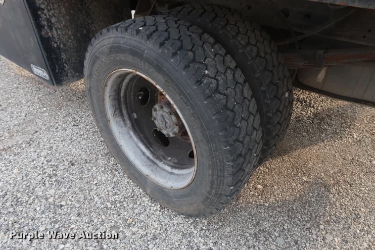 image for item DD5442 2002 Ford F450 Super Duty flatbed truck