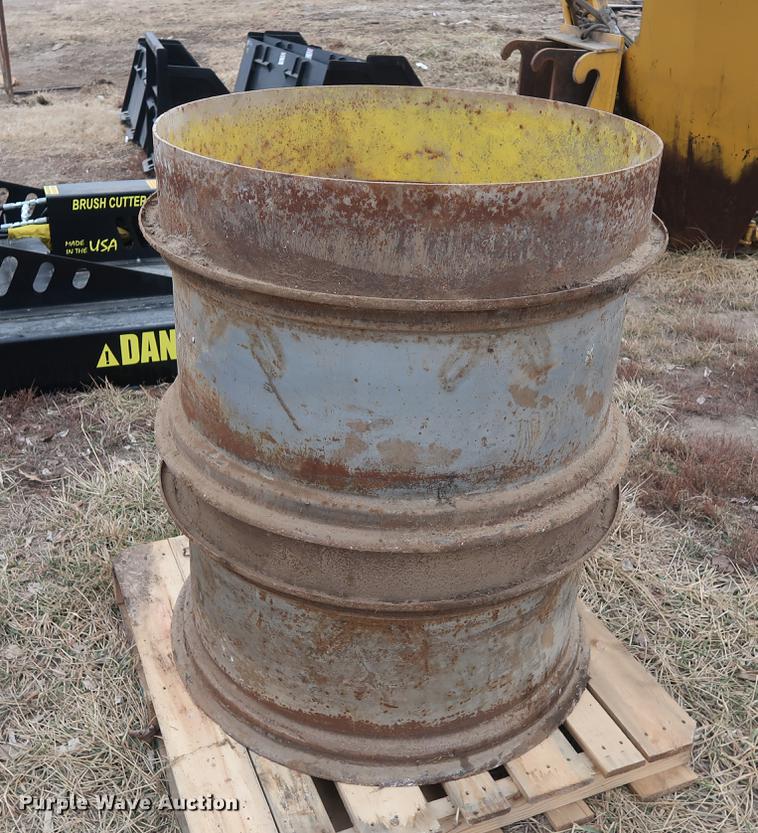 image for item DD5447 (2) John Deere 18.4-34 dual wheels