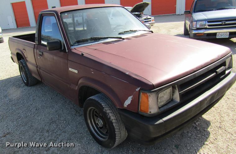 image for item DF9466 1993 Mazda B2200 pickup truck