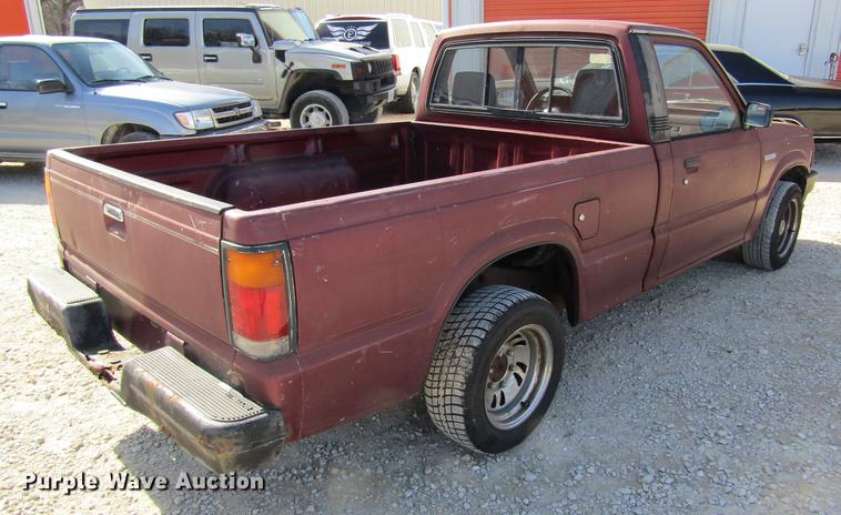 image for item DF9466 1993 Mazda B2200 pickup truck