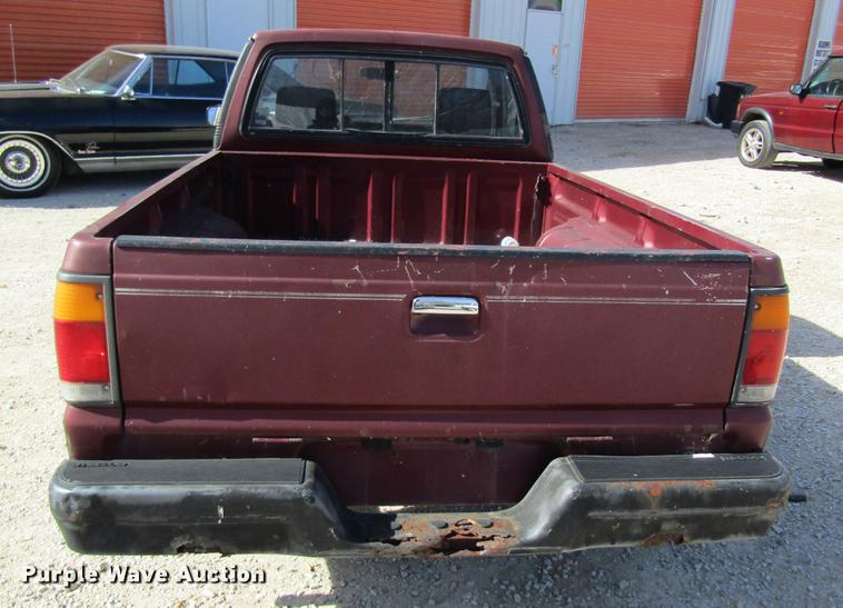 image for item DF9466 1993 Mazda B2200 pickup truck