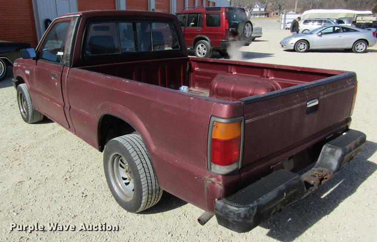 image for item DF9466 1993 Mazda B2200 pickup truck