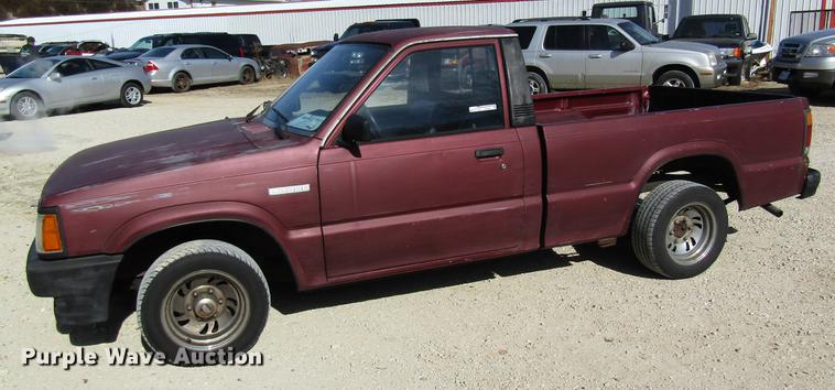 image for item DF9466 1993 Mazda B2200 pickup truck