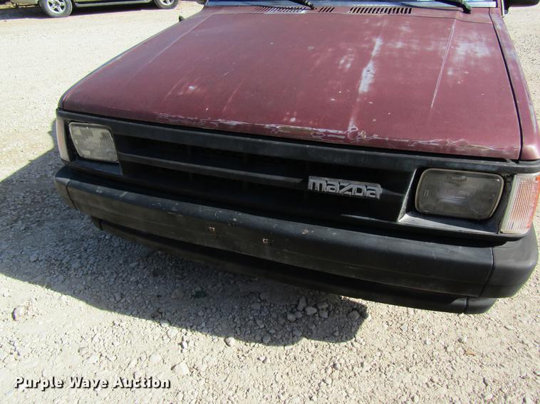 image for item DF9466 1993 Mazda B2200 pickup truck