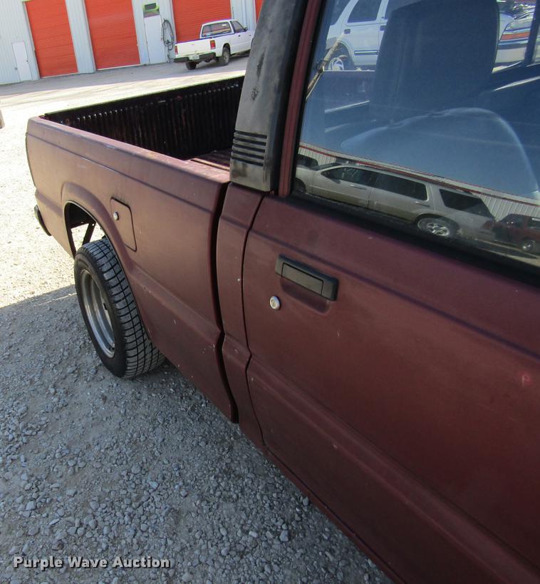 image for item DF9466 1993 Mazda B2200 pickup truck