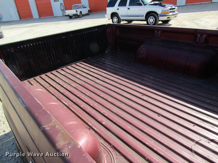 image for item DF9466 1993 Mazda B2200 pickup truck