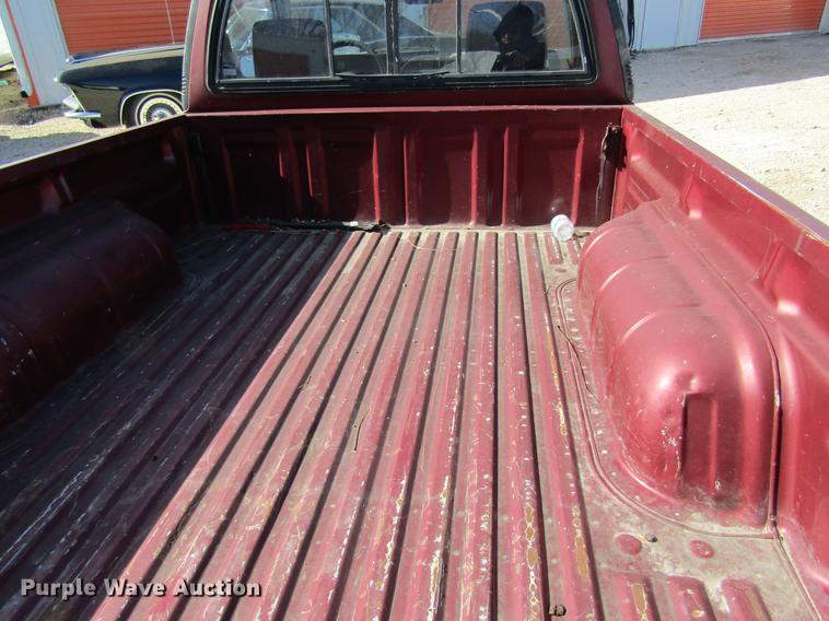 image for item DF9466 1993 Mazda B2200 pickup truck