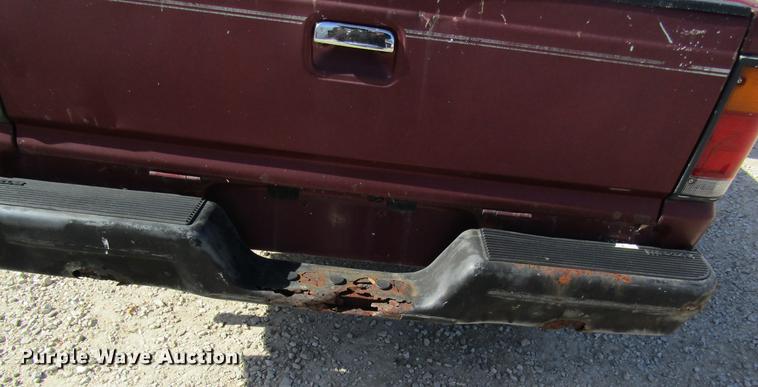 image for item DF9466 1993 Mazda B2200 pickup truck