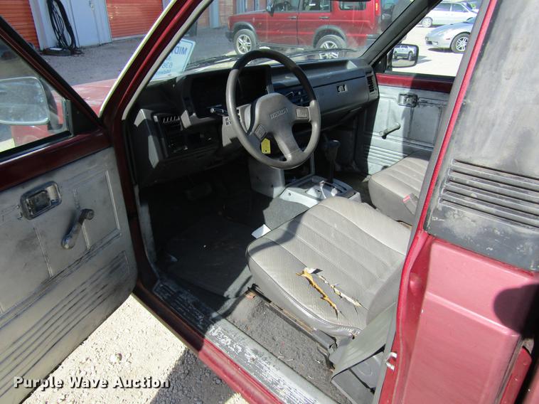 image for item DF9466 1993 Mazda B2200 pickup truck