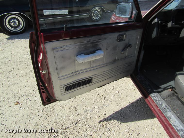 image for item DF9466 1993 Mazda B2200 pickup truck