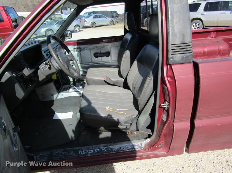 image for item DF9466 1993 Mazda B2200 pickup truck