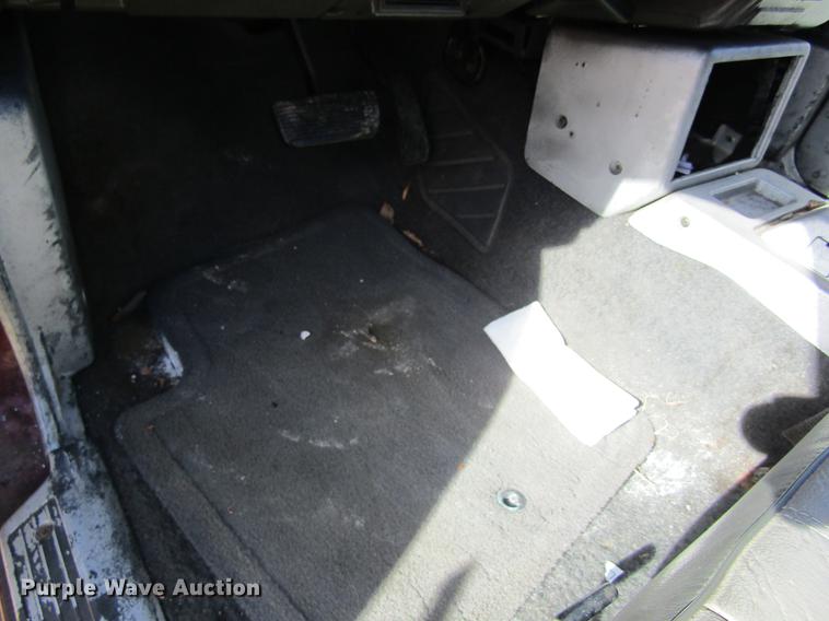 image for item DF9466 1993 Mazda B2200 pickup truck