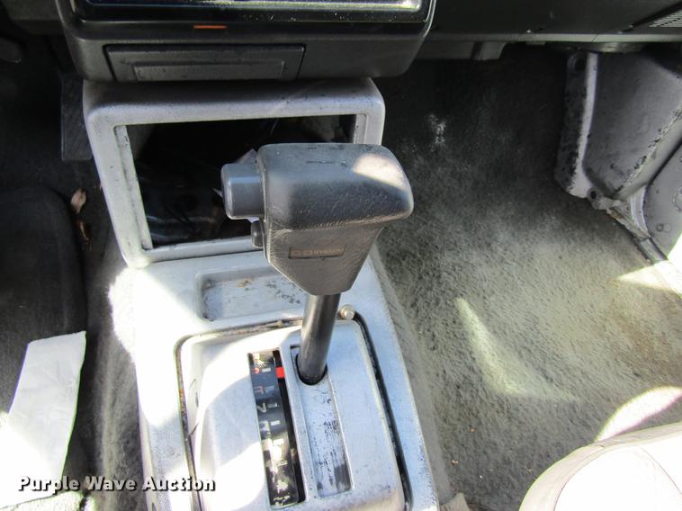 image for item DF9466 1993 Mazda B2200 pickup truck