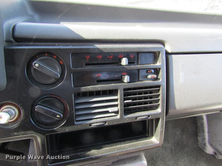 image for item DF9466 1993 Mazda B2200 pickup truck