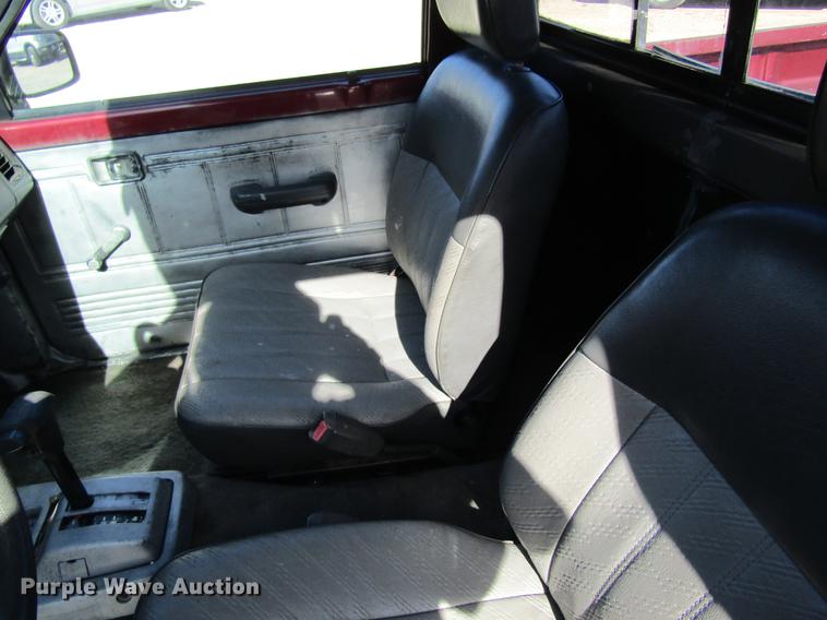 image for item DF9466 1993 Mazda B2200 pickup truck