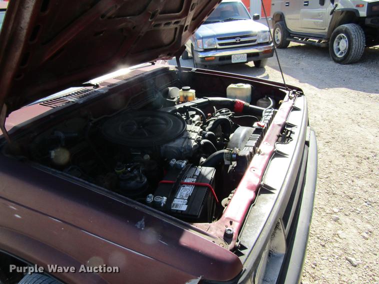 image for item DF9466 1993 Mazda B2200 pickup truck