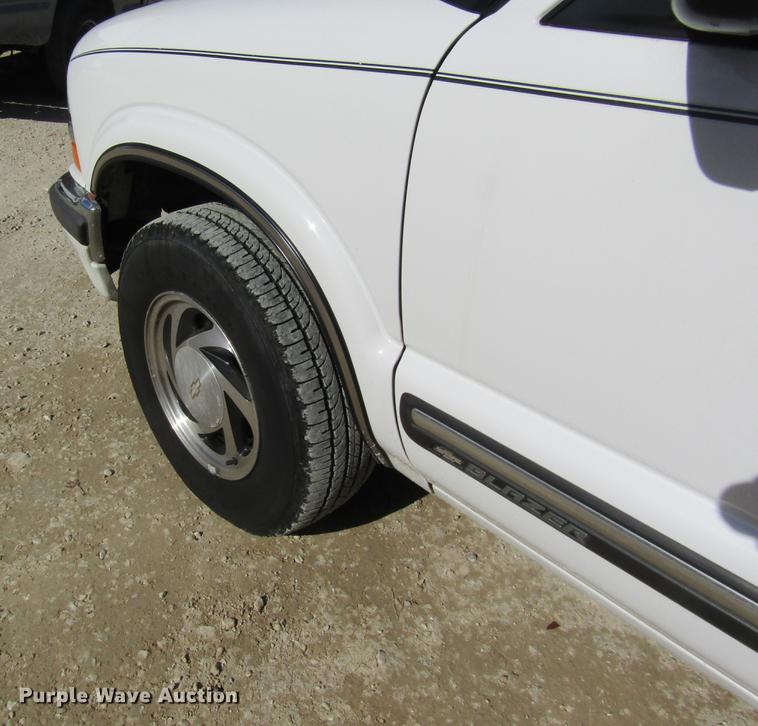 image for item DF9470 2001 Chevrolet Blazer SUV