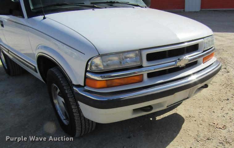 image for item DF9470 2001 Chevrolet Blazer SUV