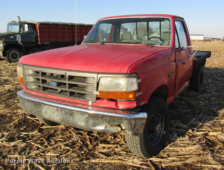 image for item DF9481 1994 Ford F250 flatbed pickup truck