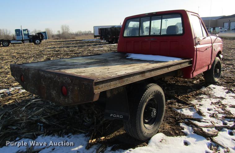 image for item DF9481 1994 Ford F250 flatbed pickup truck