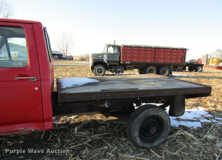 image for item DF9481 1994 Ford F250 flatbed pickup truck