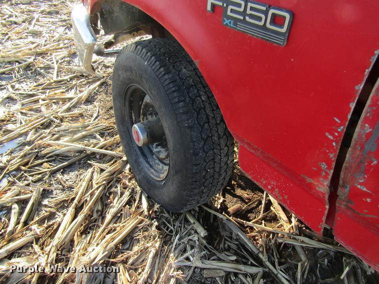 image for item DF9481 1994 Ford F250 flatbed pickup truck