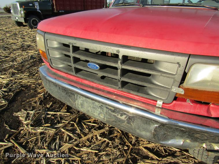 image for item DF9481 1994 Ford F250 flatbed pickup truck