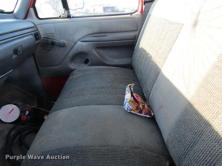 image for item DF9481 1994 Ford F250 flatbed pickup truck