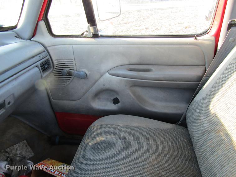 image for item DF9481 1994 Ford F250 flatbed pickup truck