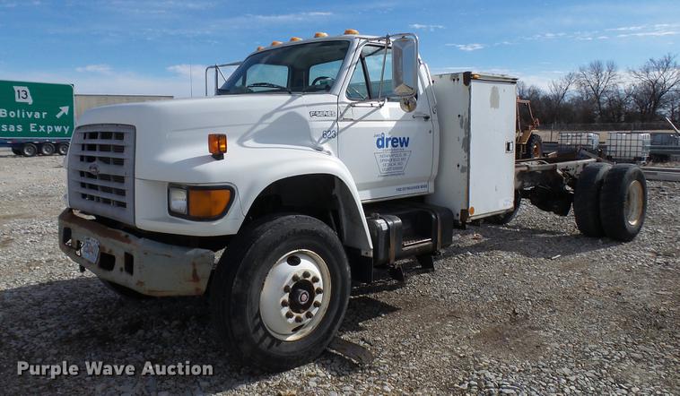 image for item DP9590 1998 Ford F800 Super Duty truck cab and chassis