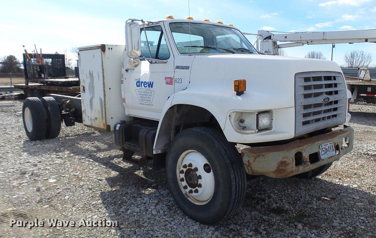 image for item DP9590 1998 Ford F800 Super Duty truck cab and chassis