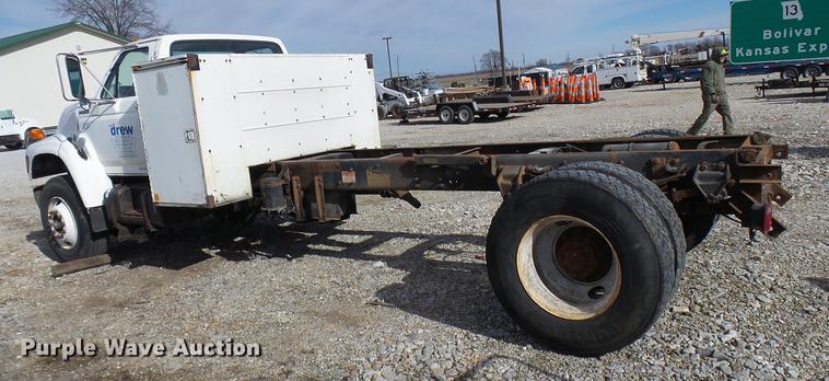 image for item DP9590 1998 Ford F800 Super Duty truck cab and chassis