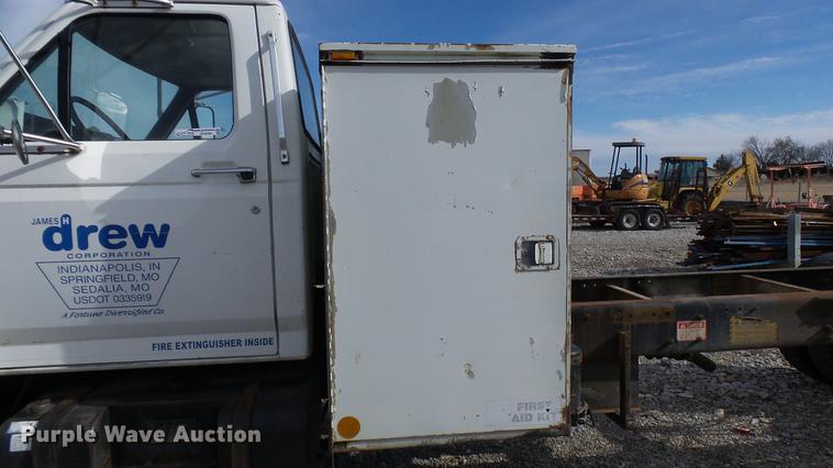 image for item DP9590 1998 Ford F800 Super Duty truck cab and chassis