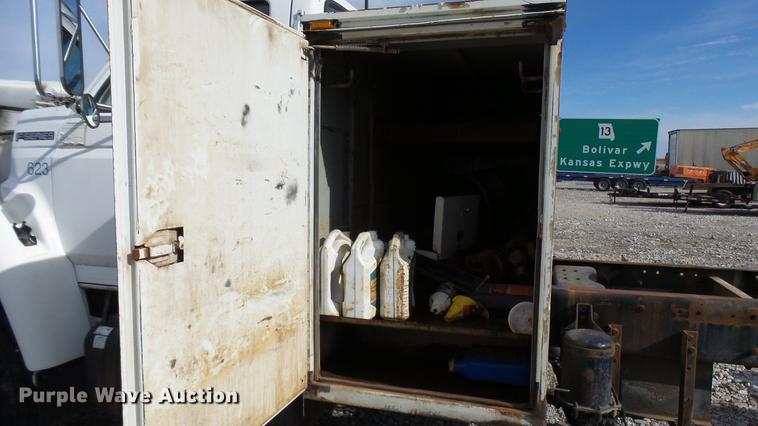 image for item DP9590 1998 Ford F800 Super Duty truck cab and chassis