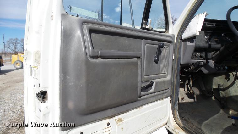 image for item DP9590 1998 Ford F800 Super Duty truck cab and chassis