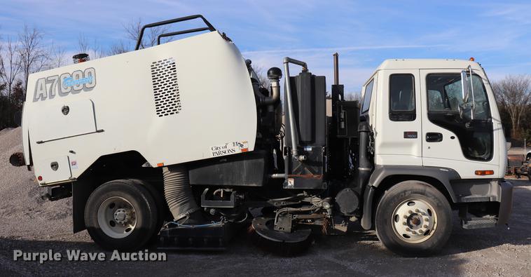 image for item EC9339 2009 GMC T7500 street sweeper truck