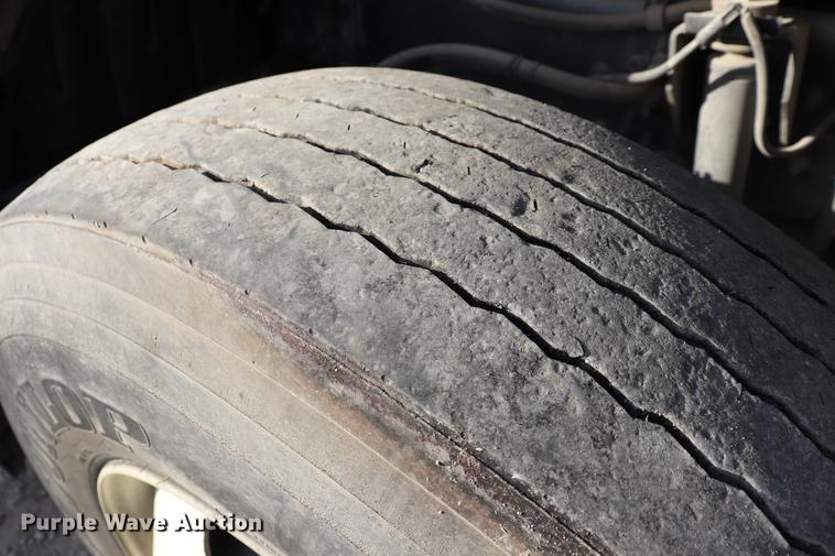 image for item EC9339 2009 GMC T7500 street sweeper truck