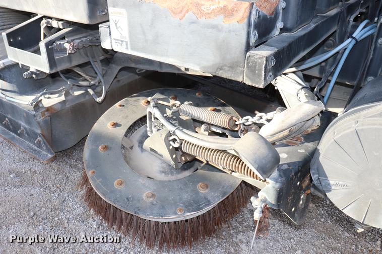 image for item EC9339 2009 GMC T7500 street sweeper truck