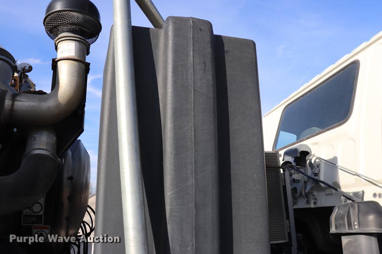 image for item EC9339 2009 GMC T7500 street sweeper truck