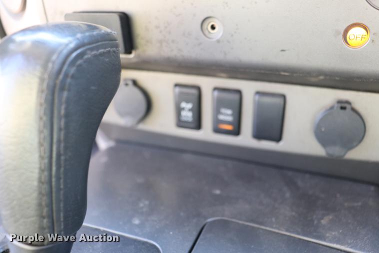 image for item EC9470 2004 Nissan Titan King Cab pickup truck